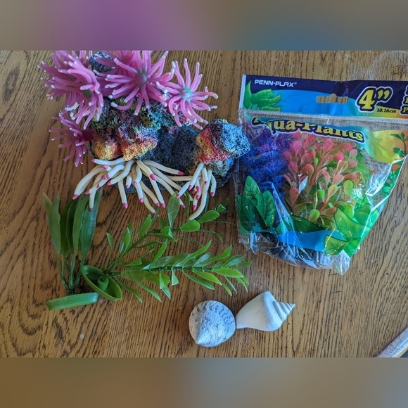 Aquarium decor lot, artificial Coral, gravel, artificial plants & shells - Picture 7 of 9